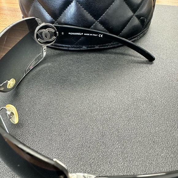 CHANEL SUNGLASSES FRAMELESS CC LOGO 1425 BLACK GRADIENT WITH SILVER ACCENT CC - Picture 4 of 16